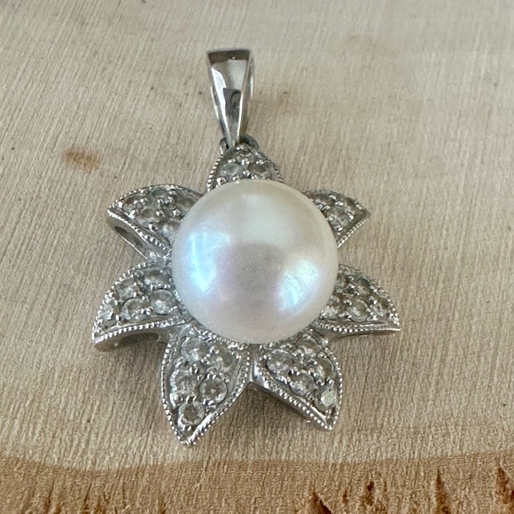 14k WHITE GOLD PEARL AND DIAMOND-FLOWER PENDANTS - Picture 2 of 6